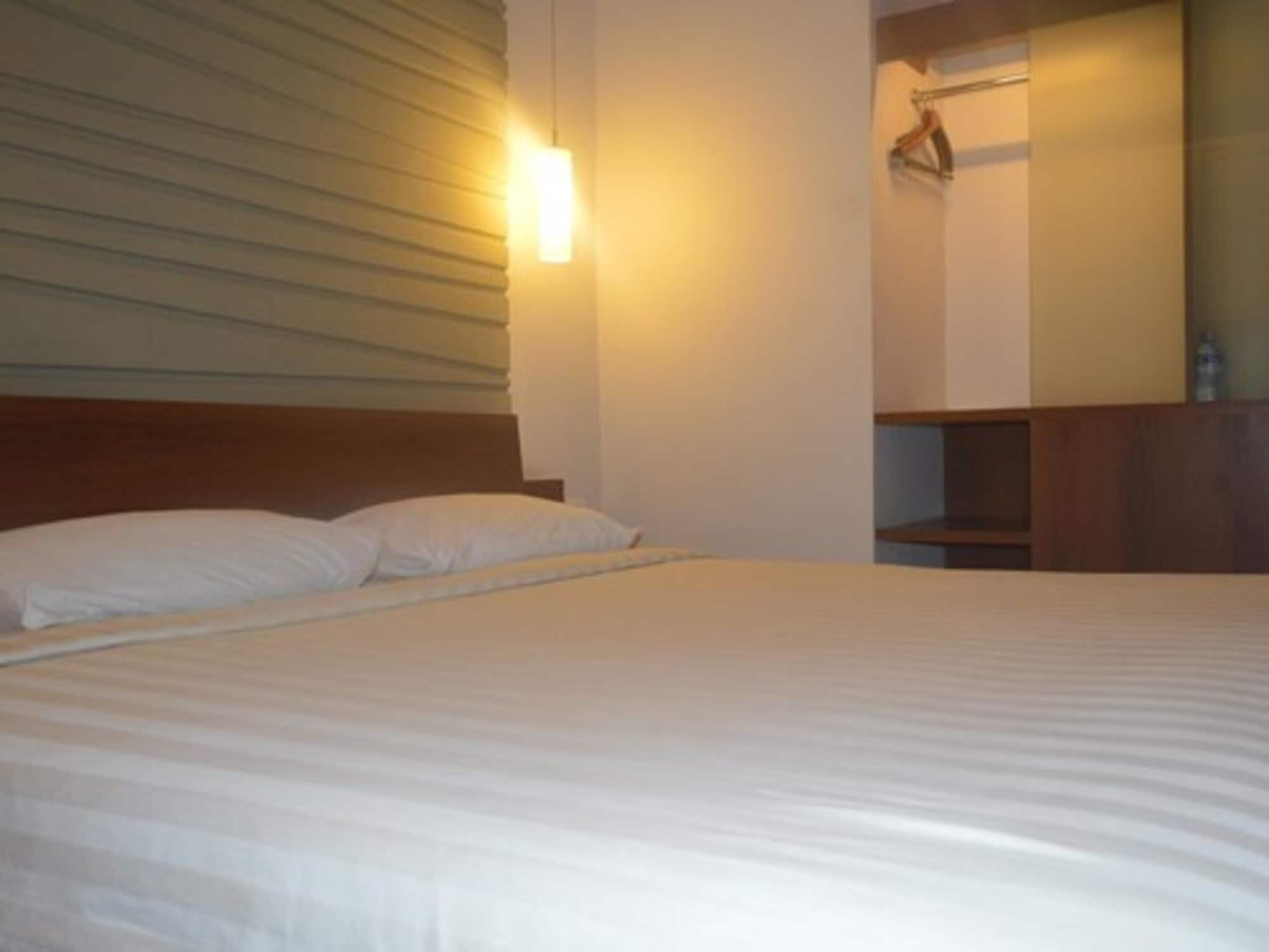Townhouse Oak Hotel Grand Чікаранґ Екстер'єр фото