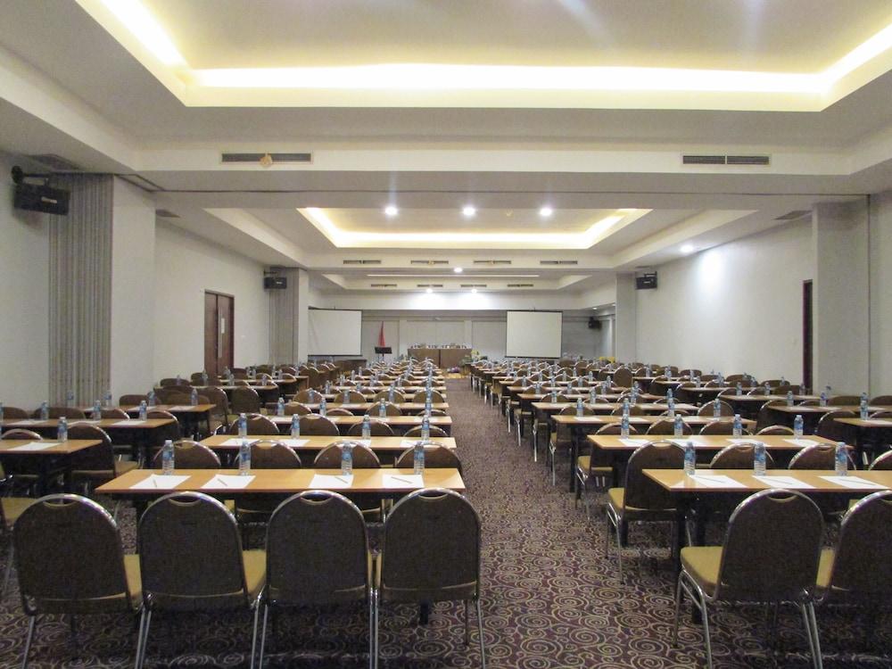 Townhouse Oak Hotel Grand Чікаранґ Екстер'єр фото