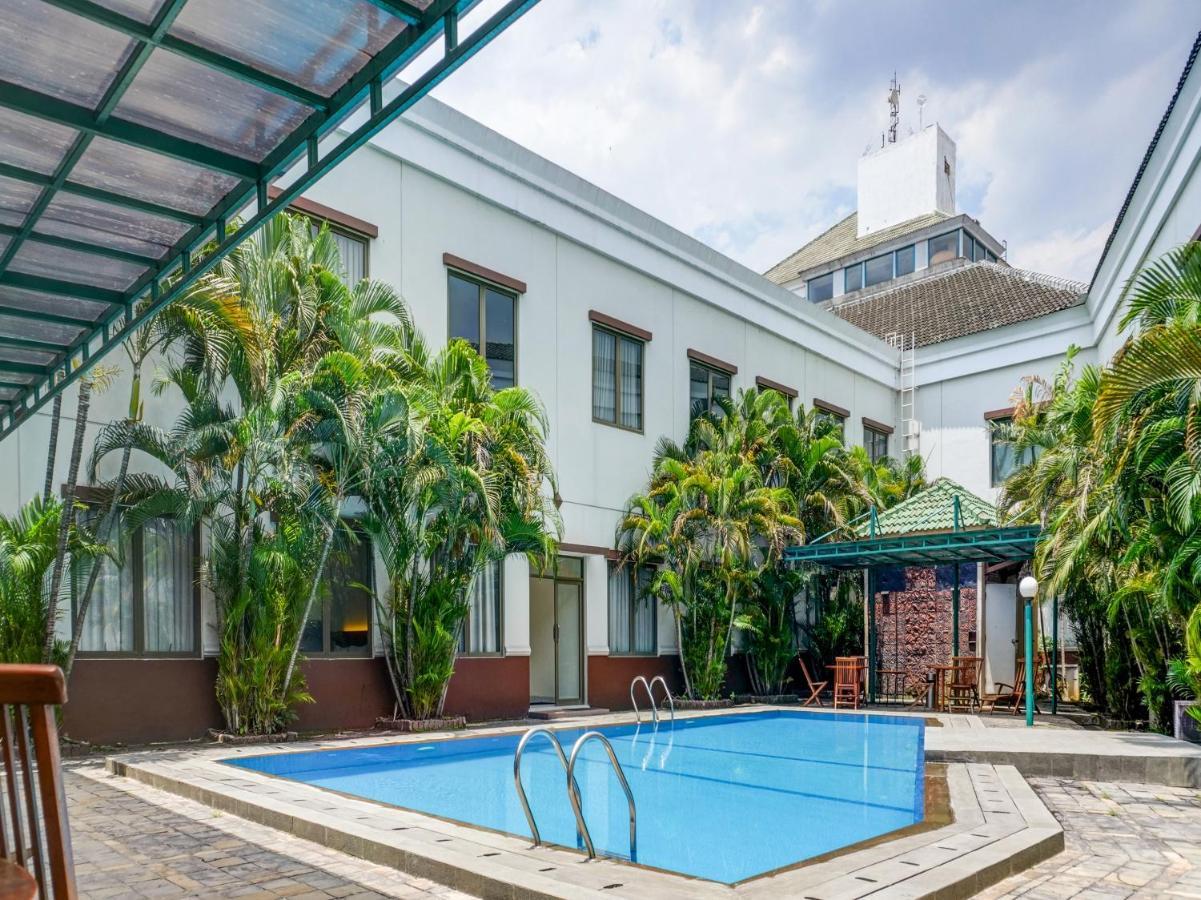 Townhouse Oak Hotel Grand Чікаранґ Екстер'єр фото