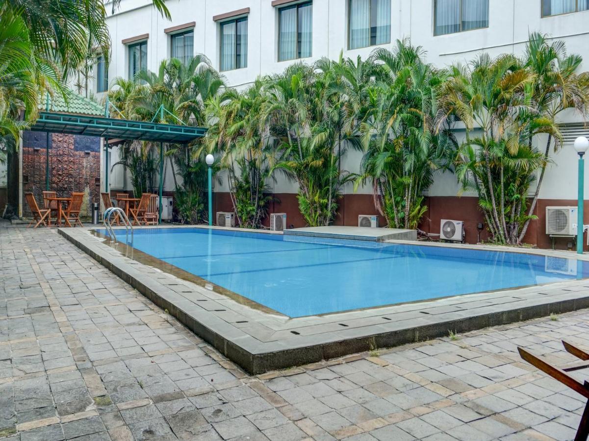 Townhouse Oak Hotel Grand Чікаранґ Екстер'єр фото
