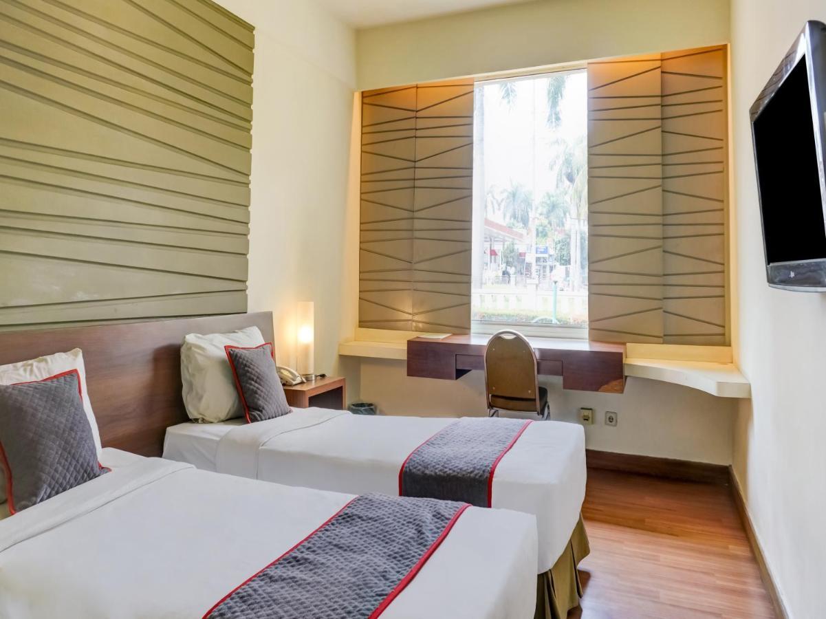 Townhouse Oak Hotel Grand Чікаранґ Екстер'єр фото