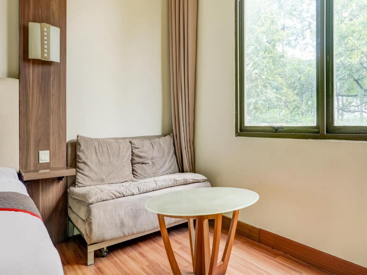 Townhouse Oak Hotel Grand Чікаранґ Екстер'єр фото