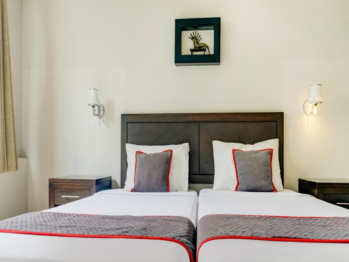 Townhouse Oak Hotel Grand Чікаранґ Екстер'єр фото