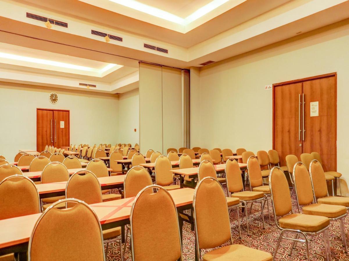 Townhouse Oak Hotel Grand Чікаранґ Екстер'єр фото