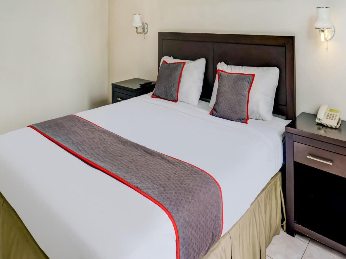 Townhouse Oak Hotel Grand Чікаранґ Екстер'єр фото