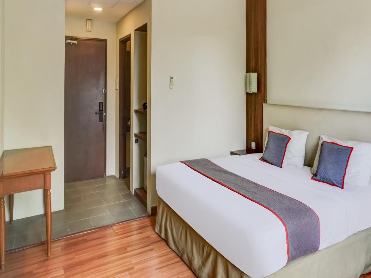 Townhouse Oak Hotel Grand Чікаранґ Екстер'єр фото