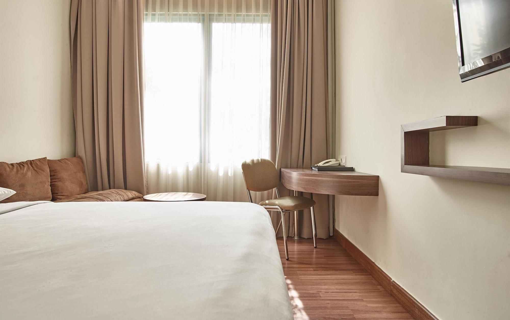 Townhouse Oak Hotel Grand Чікаранґ Екстер'єр фото