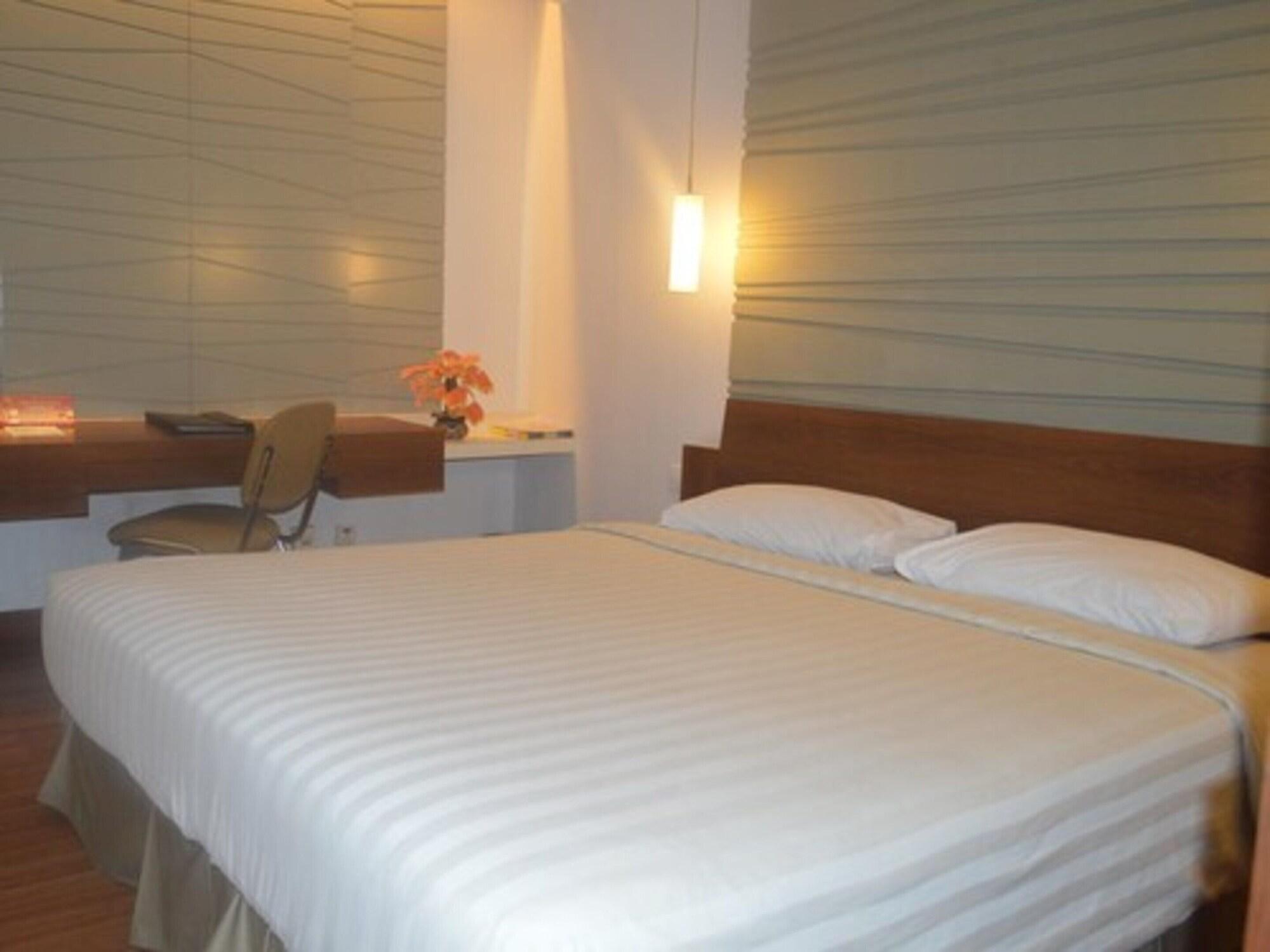 Townhouse Oak Hotel Grand Чікаранґ Екстер'єр фото