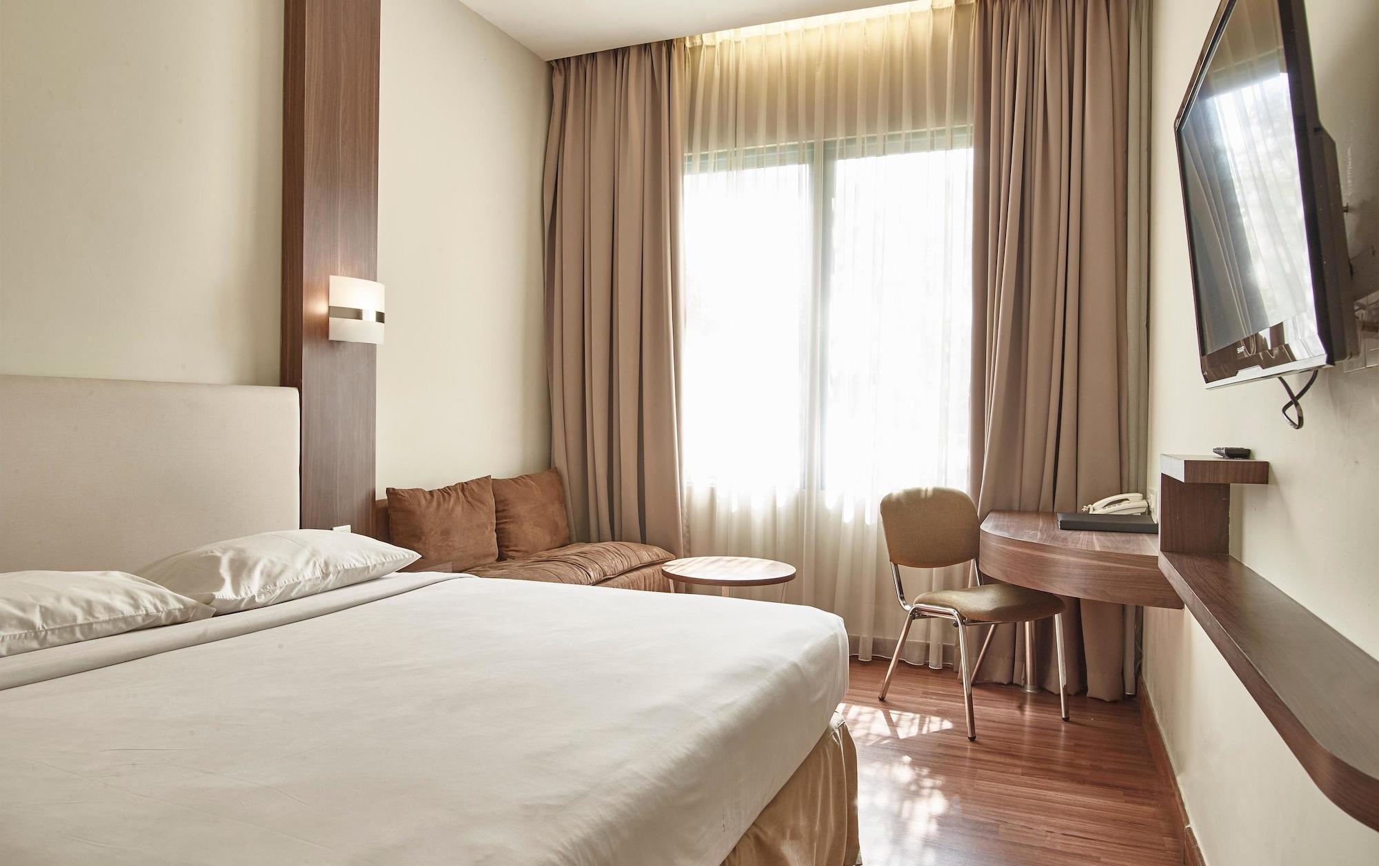 Townhouse Oak Hotel Grand Чікаранґ Екстер'єр фото