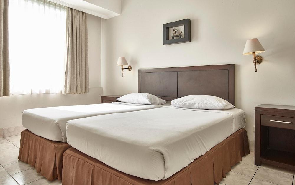 Townhouse Oak Hotel Grand Чікаранґ Екстер'єр фото