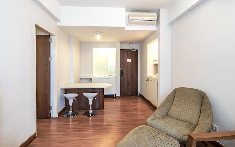 Townhouse Oak Hotel Grand Чікаранґ Екстер'єр фото