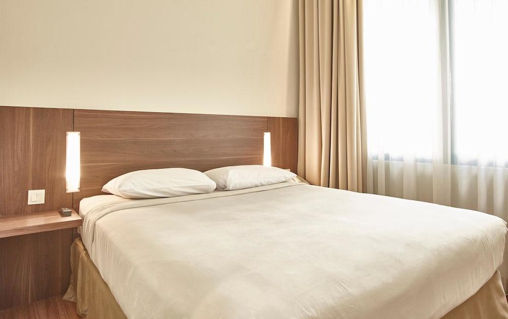 Townhouse Oak Hotel Grand Чікаранґ Екстер'єр фото