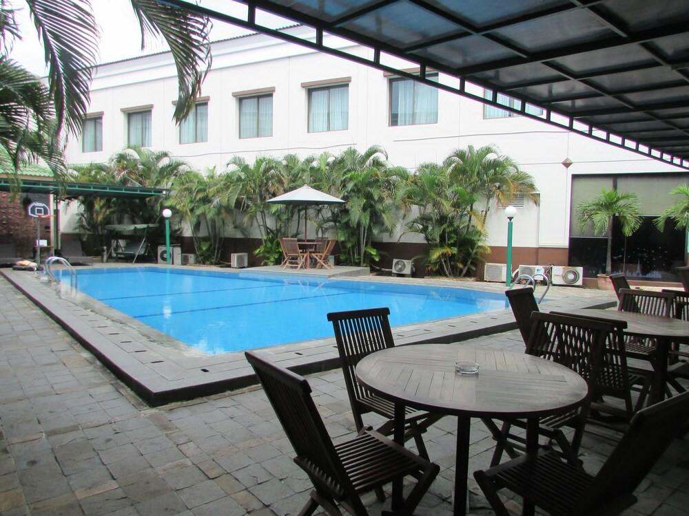 Townhouse Oak Hotel Grand Чікаранґ Екстер'єр фото