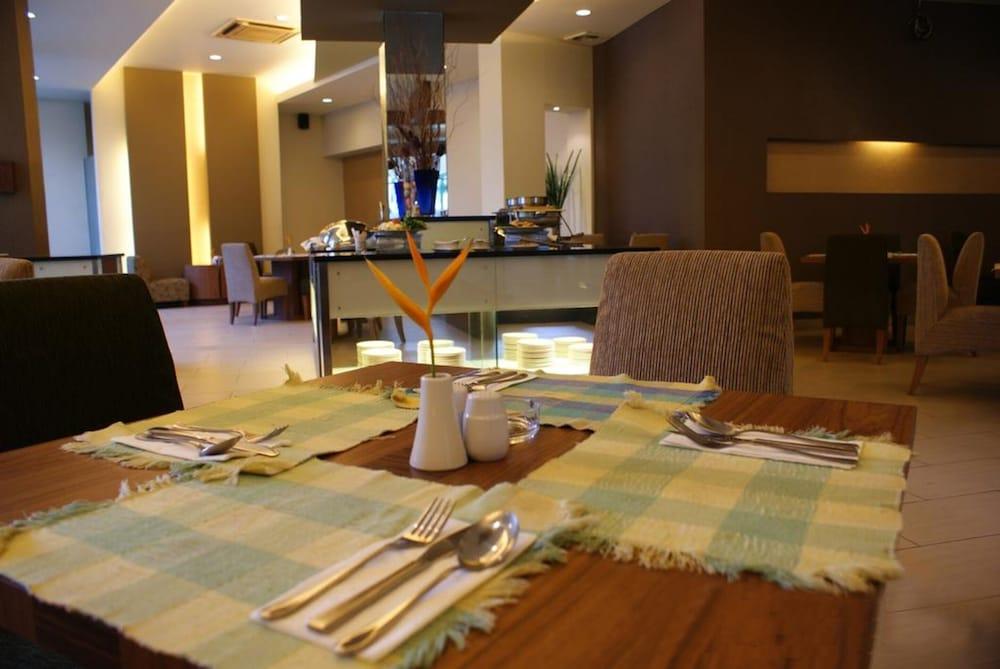 Townhouse Oak Hotel Grand Чікаранґ Екстер'єр фото