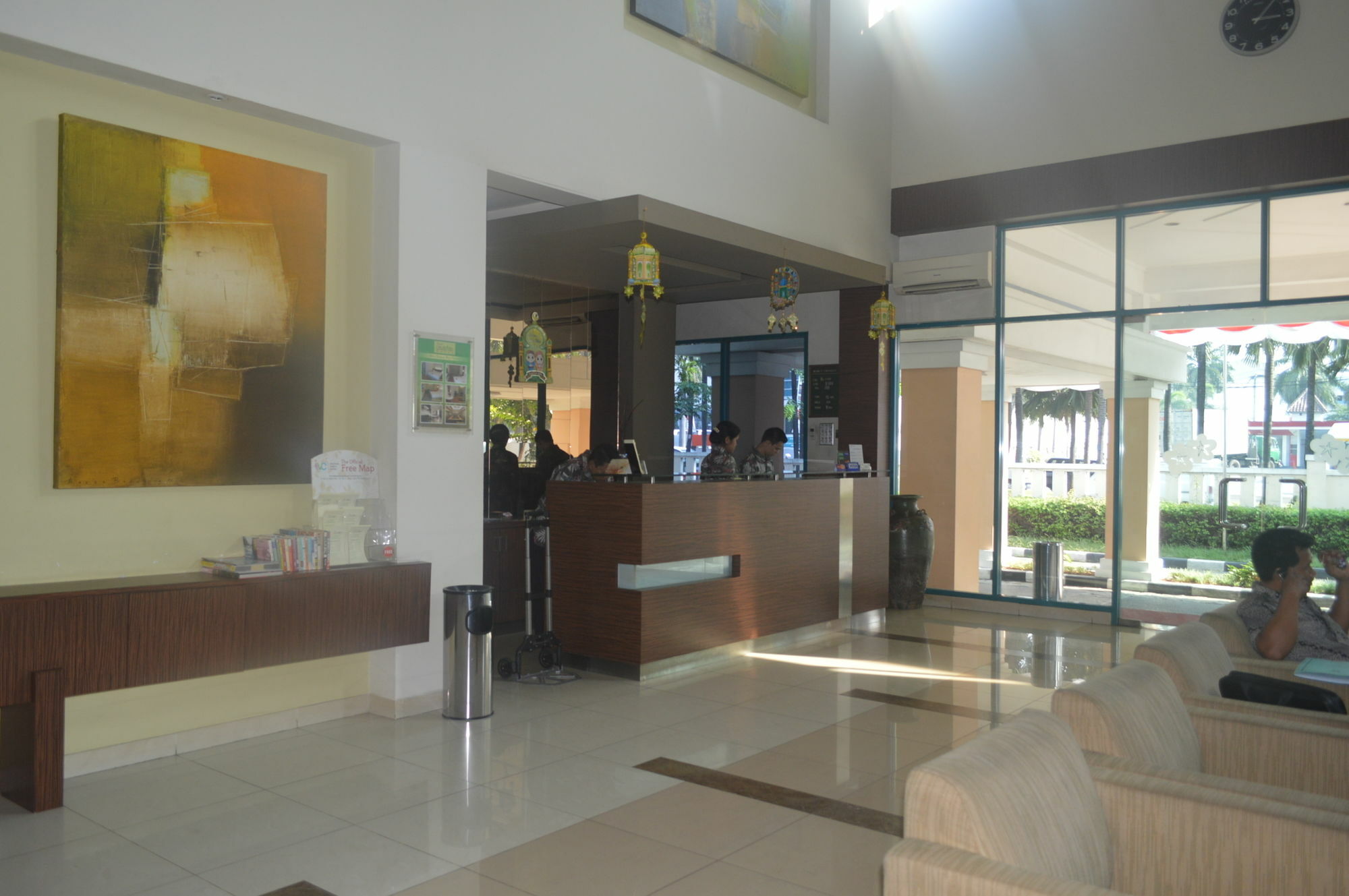 Townhouse Oak Hotel Grand Чікаранґ Екстер'єр фото